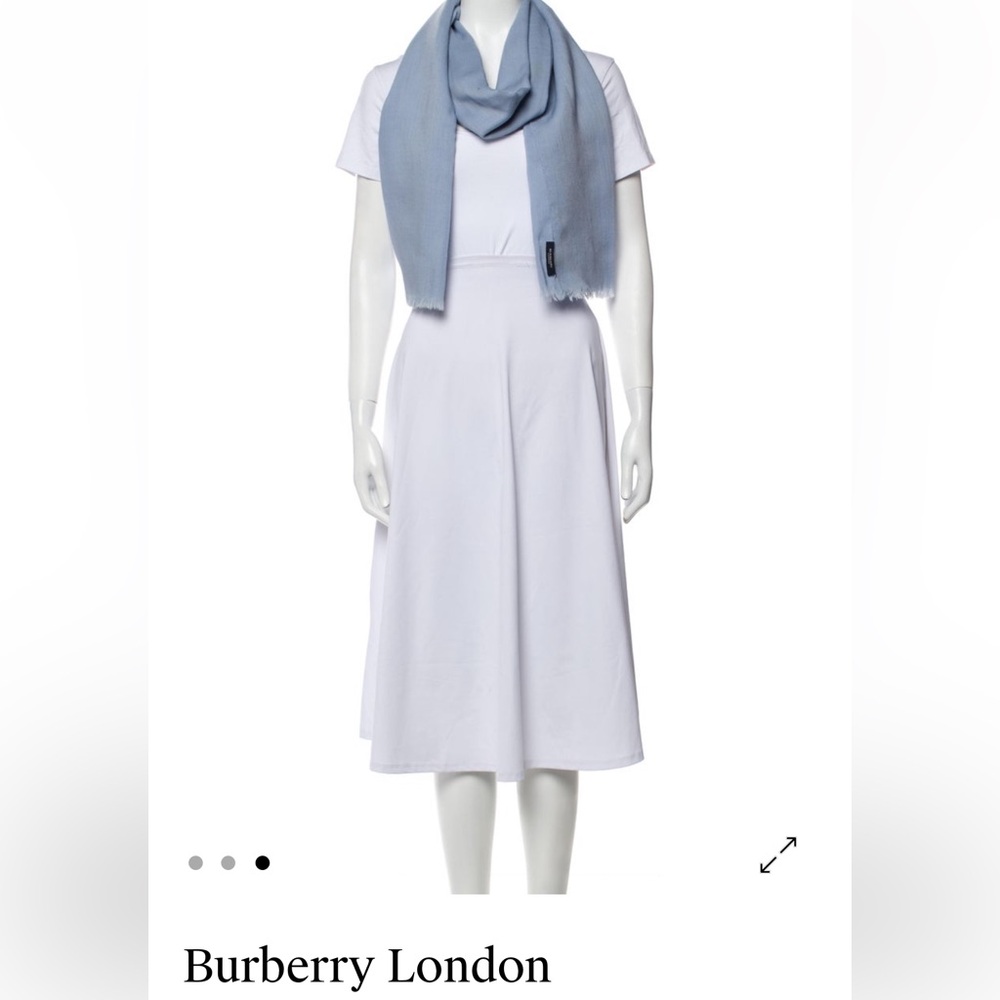 Authentic! Burberry London 100% wool periwinkle scarf AUTHENTIC